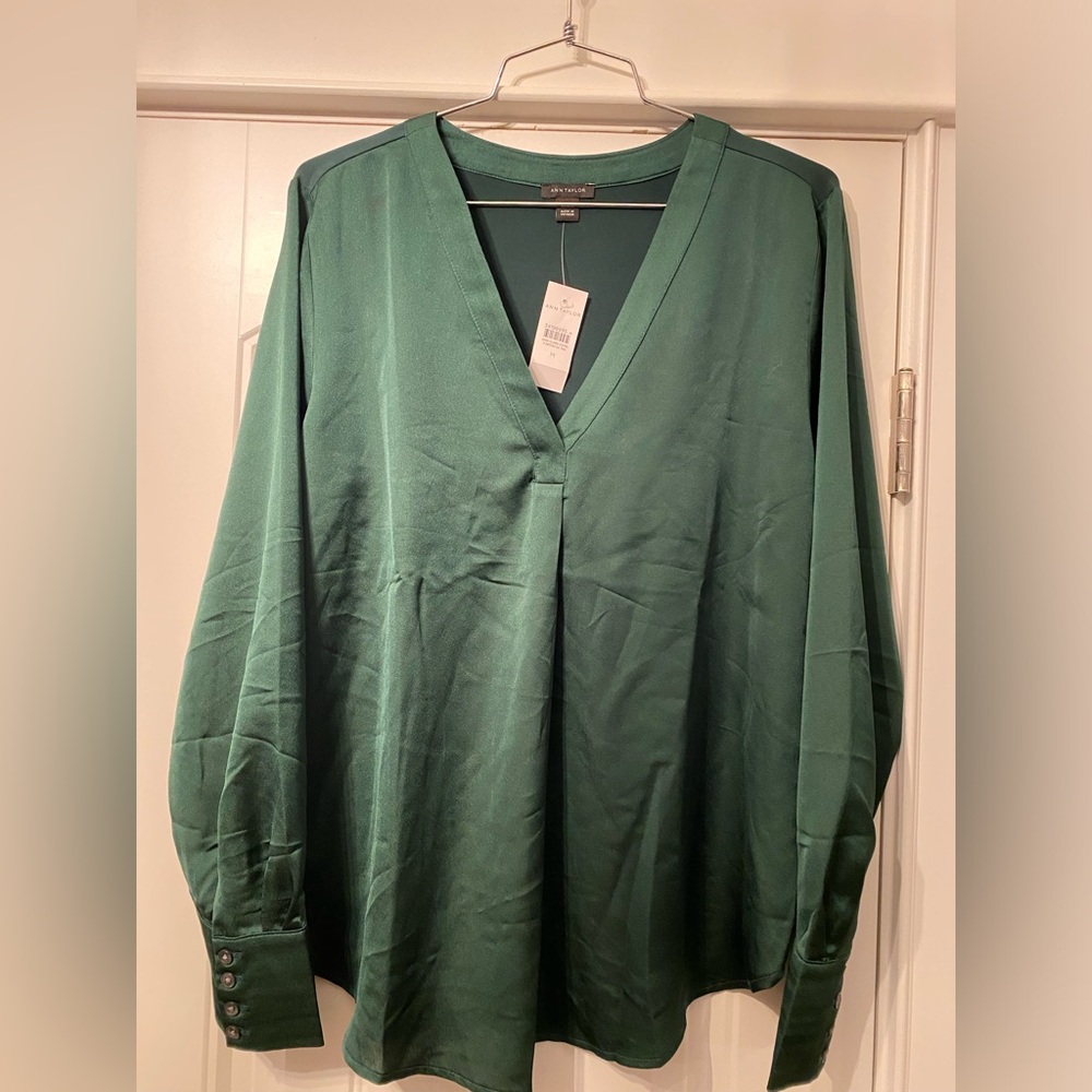 Ann Taylor Green Silky Vneck Blouse size Medium pleated front NWT